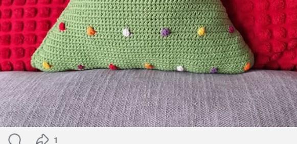 Coussin sapin de Noël en point pop-corn, décoré de petites boules colorées